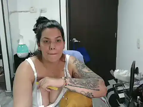 Snapshot of CarolinaRincon chatting on 03-12-25, 12:10 CarolinaRincon online show from 03-12-25, 12:10