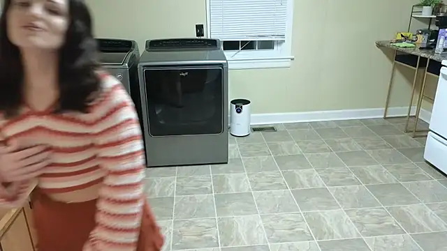 Snapshot of sexylilly69 chatting on 10-27-25, 11:41 sexylilly69 online show from 10-27-25, 11:41