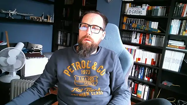 Snapshot of MeSteff chatting on 12-22-24, 10:06 MeSteff online show from 12-22-24, 10:06