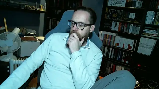 Snapshot of MeSteff chatting on 12-25-24, 11:42 MeSteff online show from 12-25-24, 11:42