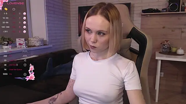 Snapshot of lucy_mirror chatting on 09-13-25, 09:14 lucy mirror online show from 09-13-25, 09:14