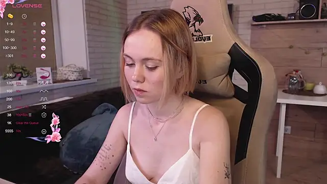 Snapshot of lucy_mirror chatting on 09-14-25, 09:03 lucy mirror online show from 09-14-25, 09:03