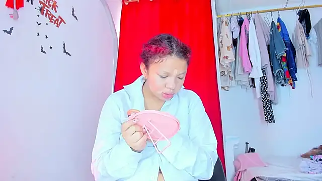 Emily Coper18 online show from 11-01-25, 01:24