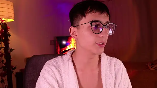 Snapshot of Mr_evan1 chatting on 12-23-24, 12:19 Mr evan1 online show from 12-23-24, 12:19