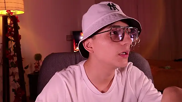 Snapshot of Mr_evan1 chatting on 12-25-24, 04:54 Mr evan1 online show from 12-25-24, 04:54