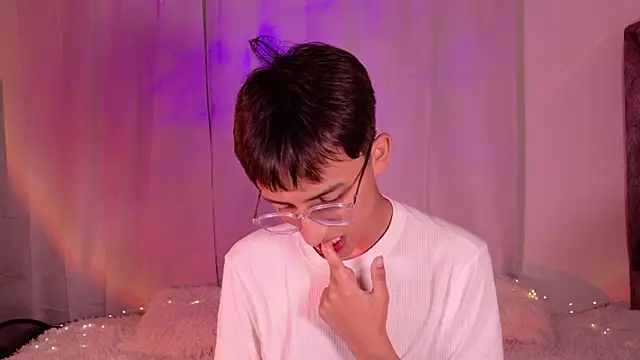 Snapshot of Mr_evan1 chatting on 01-26-25, 05:44 Mr evan1 online show from 01-26-25, 05:44