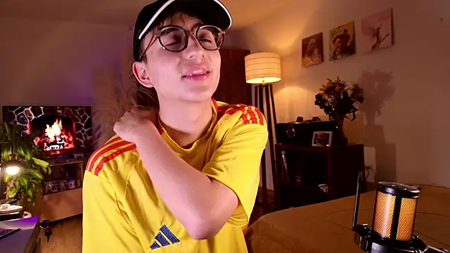 Snapshot of Mr_evan1 chatting on 09-25-25, 04:43 Mr evan1 online show from 09-25-25, 04:43