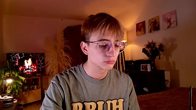 Snapshot of Mr_evan1 chatting on 09-26-25, 02:32 Mr evan1 online show from 09-26-25, 02:32