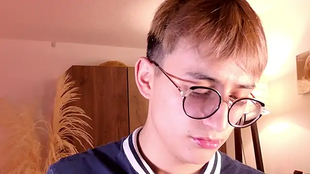 Snapshot of Mr_evan1 chatting on 10-21-25, 03:02 Mr evan1 online show from 10-21-25, 03:02