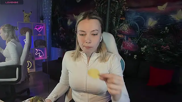 Snapshot of TiffanyBatson chatting on 12-21-24, 11:01 TiffanyBatson online show from 12-21-24, 11:01