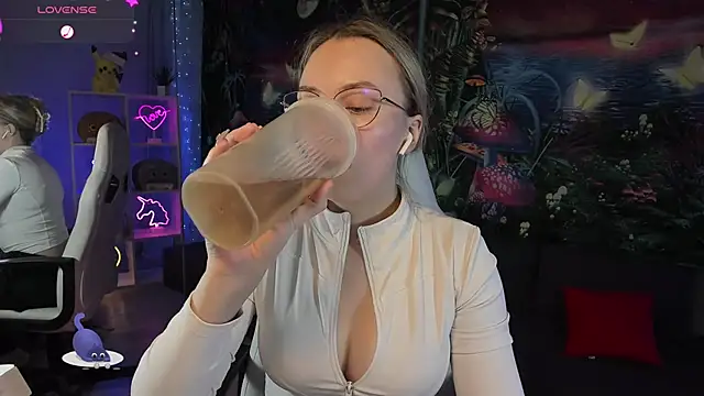 Snapshot of TiffanyBatson chatting on 01-05-25, 09:26 TiffanyBatson online show from 01-05-25, 09:26