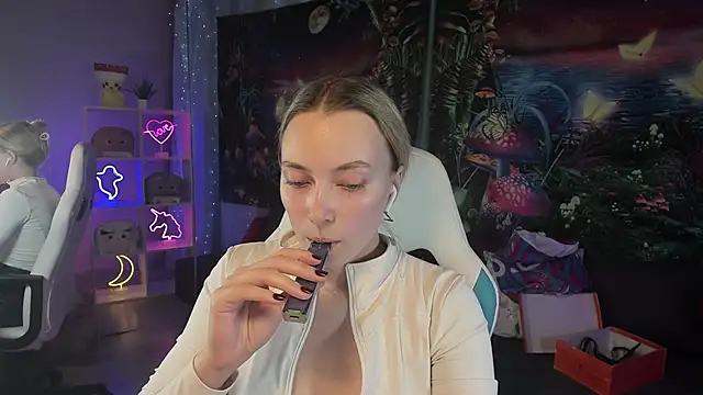 Snapshot of TiffanyBatson chatting on 02-05-25, 07:39 TiffanyBatson online show from 02-05-25, 07:39