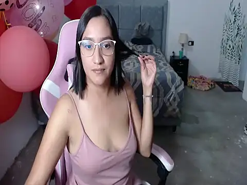 Saracutee1 online show from 11-18-25, 08:13