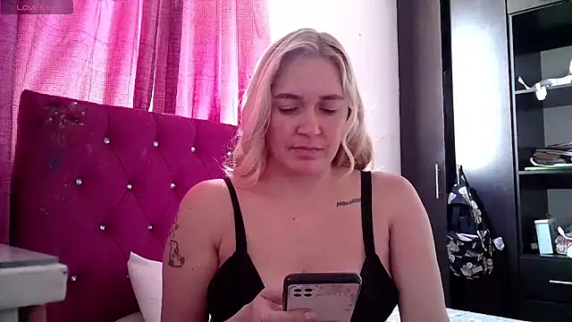 Izury Blondee online show from 10-22-25, 08:08