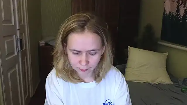 Snapshot of Riley_Roo chatting on 12-31-24, 03:31 Riley Roo online show from 12-31-24, 03:31