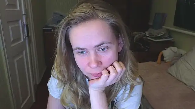 Snapshot of Riley_Roo chatting on 03-10-25, 06:45 Riley Roo online show from 03-10-25, 06:45