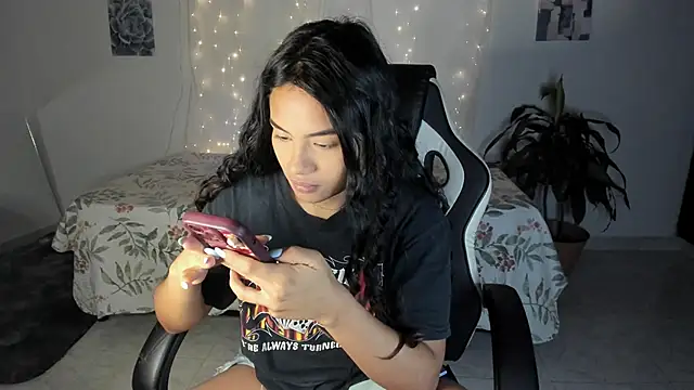 Riana Kean online show from 10-27-25, 02:04