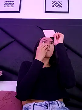 Julie Bennet online show from 10-18-25, 03:09