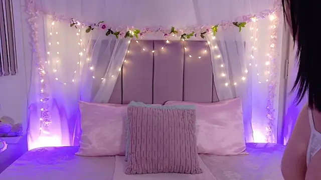 Julie Bennet online show from 02-24-26, 01:14