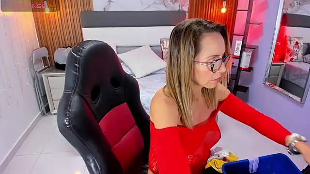 Snapshot of CATIAJONES chatting on 11-19-25, 06:41 CATIAJONES online show from 11-19-25, 06:41