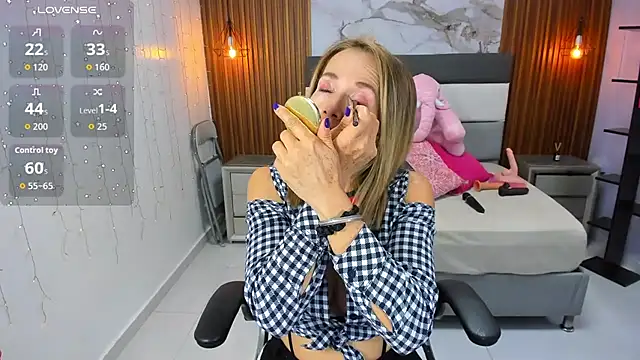 Snapshot of CATIAJONES chatting on 02-16-26, 04:25 CATIAJONES online show from 02-16-26, 04:25