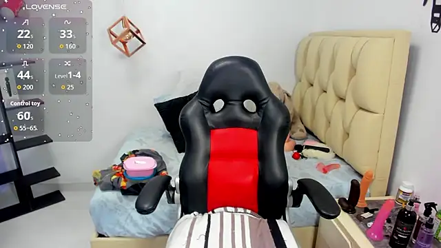 Snapshot of CATIAJONES chatting on 02-18-26, 06:59 CATIAJONES online show from 02-18-26, 06:59