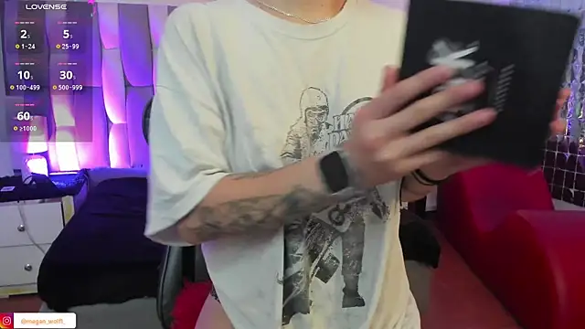 Snapshot of Megan_wolf1_ chatting on 02-26-25, 04:36 Megan wolf1  online show from 02-26-25, 04:36