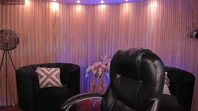 Snapshot of AmberLewis_ chatting on 11-15-25, 02:31 AmberLewis online show from 11-15-25, 02:31