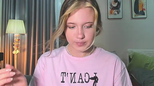 HanahCute online show from 02-23-25, 05:23