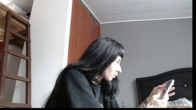 Snapshot of Emilia_1995 chatting on 01-25-25, 05:08 Emilia 1995 online show from 01-25-25, 05:08