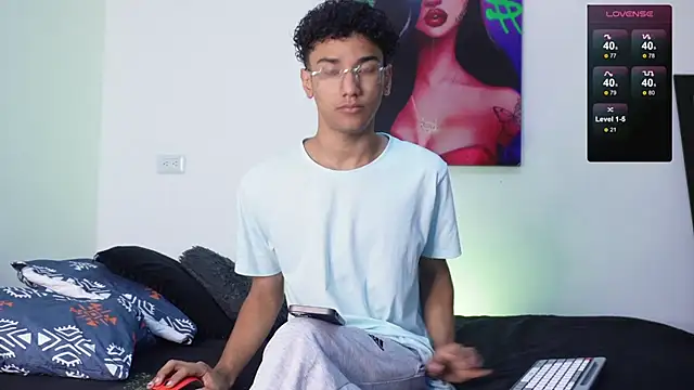 Snapshot of harrytwink18 chatting on 01-07-25, 01:24 harrytwink18 online show from 01-07-25, 01:24