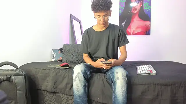 Snapshot of harrytwink18 chatting on 02-27-25, 01:17 harrytwink18 online show from 02-27-25, 01:17