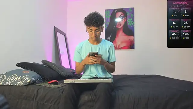 Snapshot of harrytwink18 chatting on 02-28-25, 03:04 harrytwink18 online show from 02-28-25, 03:04