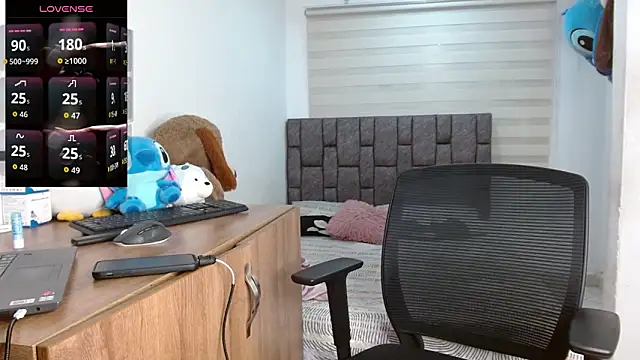 Snapshot of harrytwink18 chatting on 09-18-25, 03:47 harrytwink18 online show from 09-18-25, 03:47