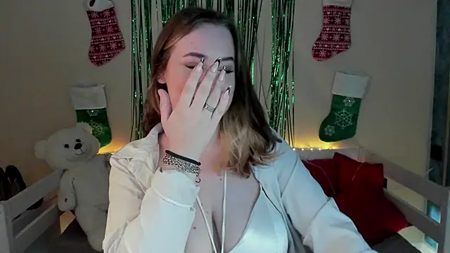 Snapshot of Emily_Gin chatting on 12-18-24, 02:42 Emily Gin online show from 12-18-24, 02:42