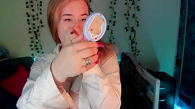 Snapshot of Emily_Gin chatting on 02-15-25, 02:15 Emily Gin online show from 02-15-25, 02:15