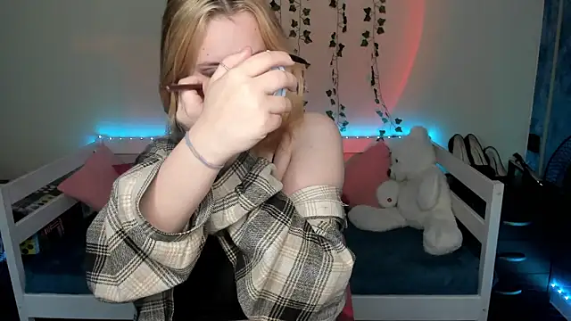 Snapshot of Emily_Gin chatting on 10-10-25, 02:43 Emily Gin online show from 10-10-25, 02:43