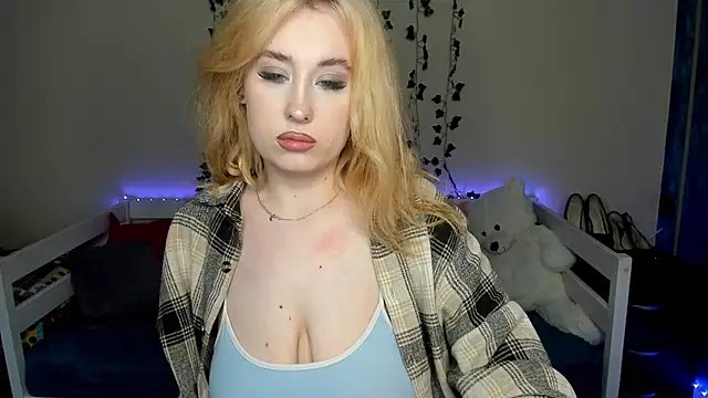 Snapshot of Emily_Gin chatting on 10-28-25, 02:48 Emily Gin online show from 10-28-25, 02:48