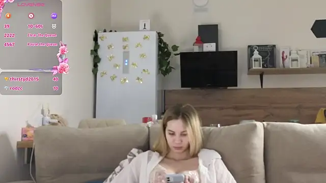 Snapshot of Girl_alone_home chatting on 02-16-25, 04:42 Girl alone home online show from 02-16-25, 04:42