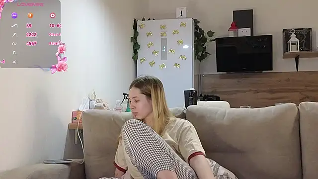Snapshot of Girl_alone_home chatting on 02-19-25, 03:27 Girl alone home online show from 02-19-25, 03:27