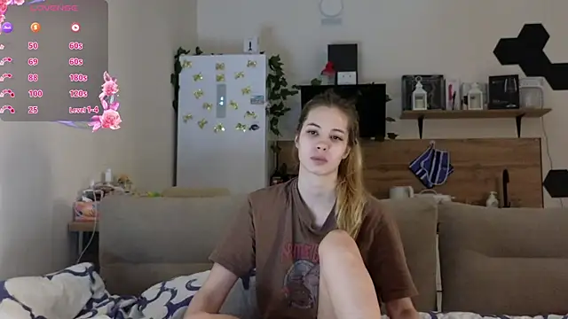 Snapshot of Girl_alone_home chatting on 03-15-25, 01:41 Girl alone home online show from 03-15-25, 01:41