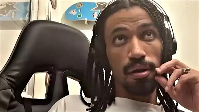 Snapshot of hotcamboy420 chatting on 02-14-25, 04:04 hotcamboy420 online show from 02-14-25, 04:04