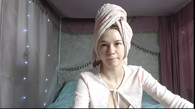 leila bambi  online show from 12-19-25, 09:44