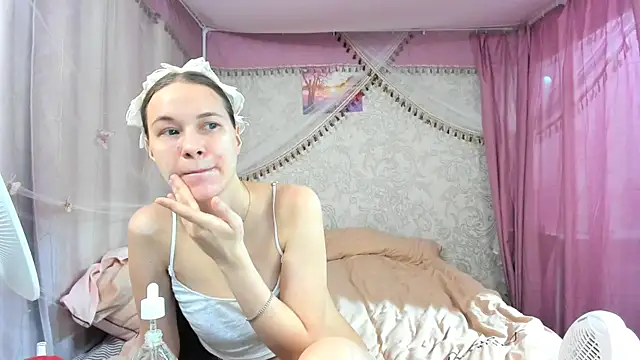 Snapshot of leila_bambi_ chatting on 02-21-26, 04:08 leila bambi online show from 02-21-26, 04:08