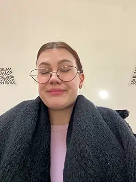 Snapshot of RinaCat chatting on 01-06-25, 08:35 RinaCat online show from 01-06-25, 08:35