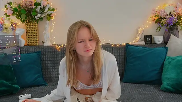 Snapshot of Alexandra_Demore chatting on 02-17-25, 01:04 Alexandra Demore online show from 02-17-25, 01:04