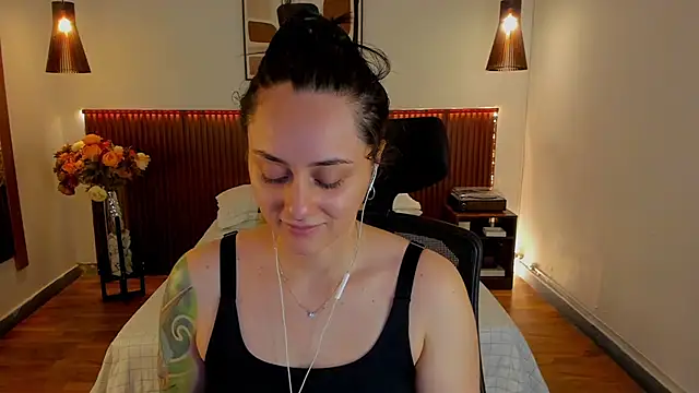 Snapshot of KatherineBond chatting on 06-20-26, 04:21 KatherineBond online show from 06-20-26, 04:21