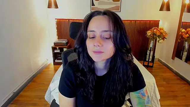 Snapshot of KatherineBond chatting on 07-06-26, 04:31 KatherineBond online show from 07-06-26, 04:31