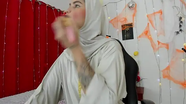 Snapshot of AishaAmin_ chatting on 10-29-25, 12:29 AishaAmin online show from 10-29-25, 12:29