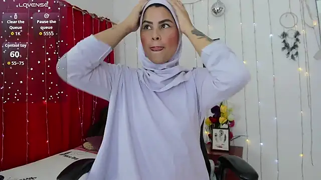 Snapshot of AishaAmin_ chatting on 11-24-25, 12:27 AishaAmin online show from 11-24-25, 12:27